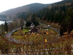 Blick von der Dammkrone der Sösetalsperre auf die Spitzkehre zum Oberharz.