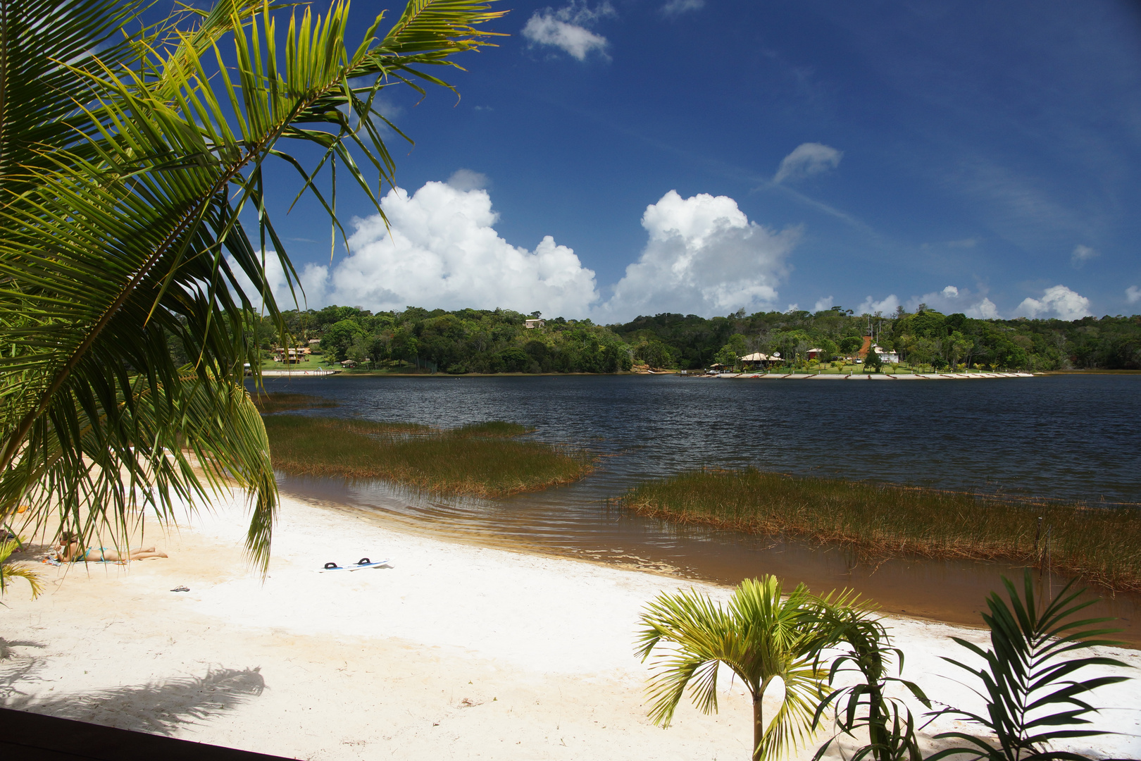 Blick von der Dschungelhütte zum eigenen Strand.