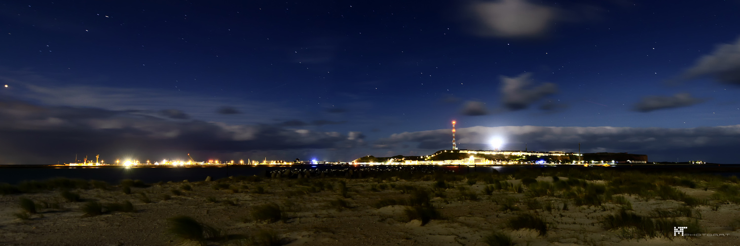 Blick von der Düne auf Helgoland bei Nacht