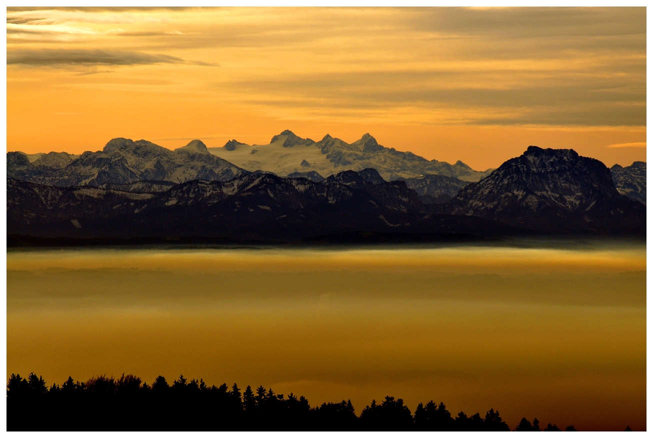 Blick von der Eidenbergeralm Richtung Dachstein ( ca.120 km entfernt O.Ö)