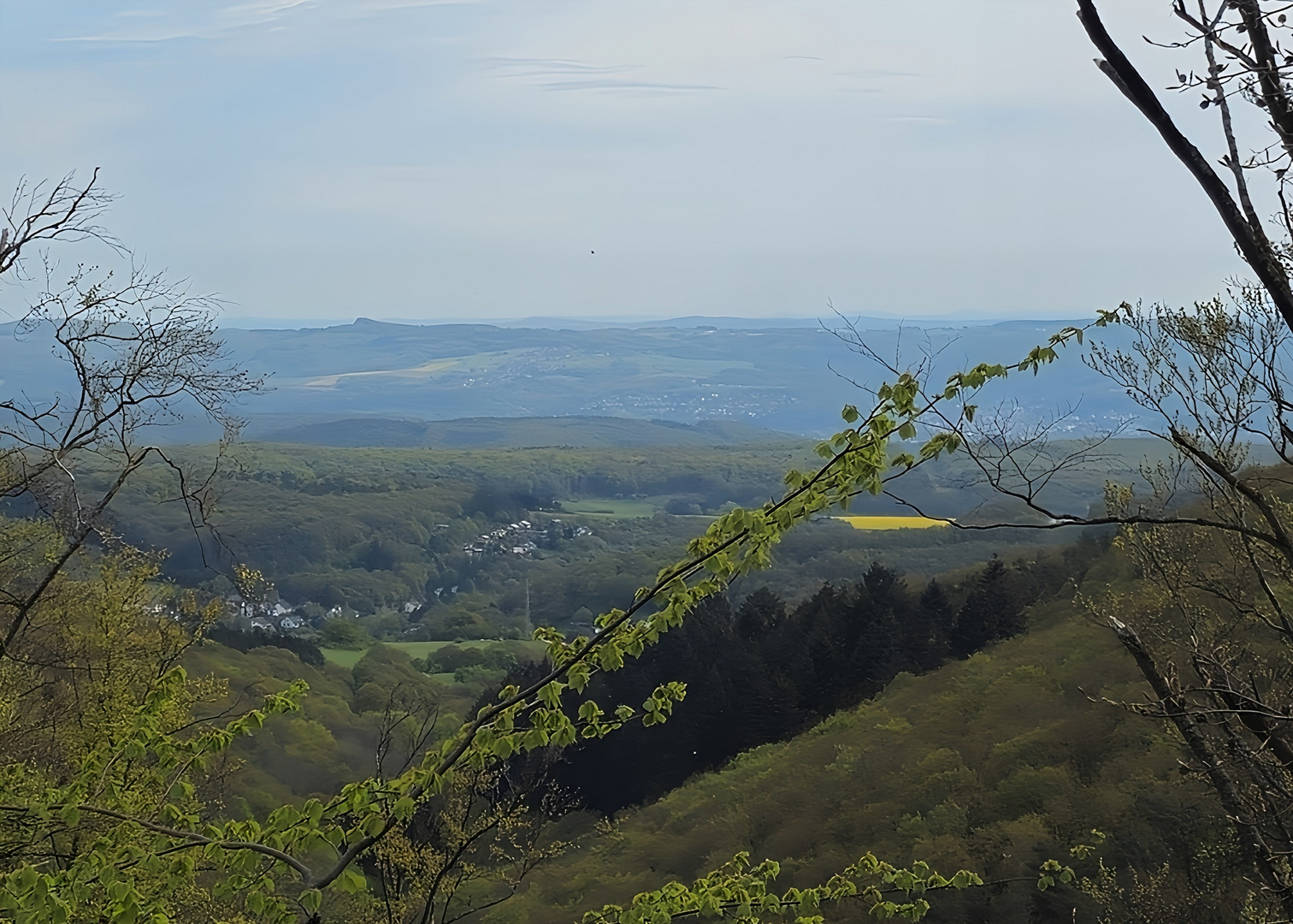 Blick von der Eifel über das Vinxttal und Rheintal zum Westerwald