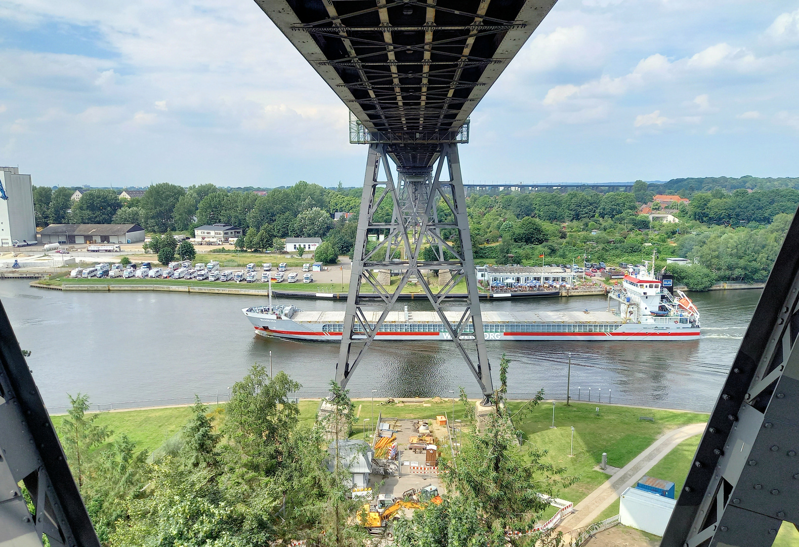 Blick von der Eisenbahnbrücke in Rendsburg auf den NO-Kanal (2021)