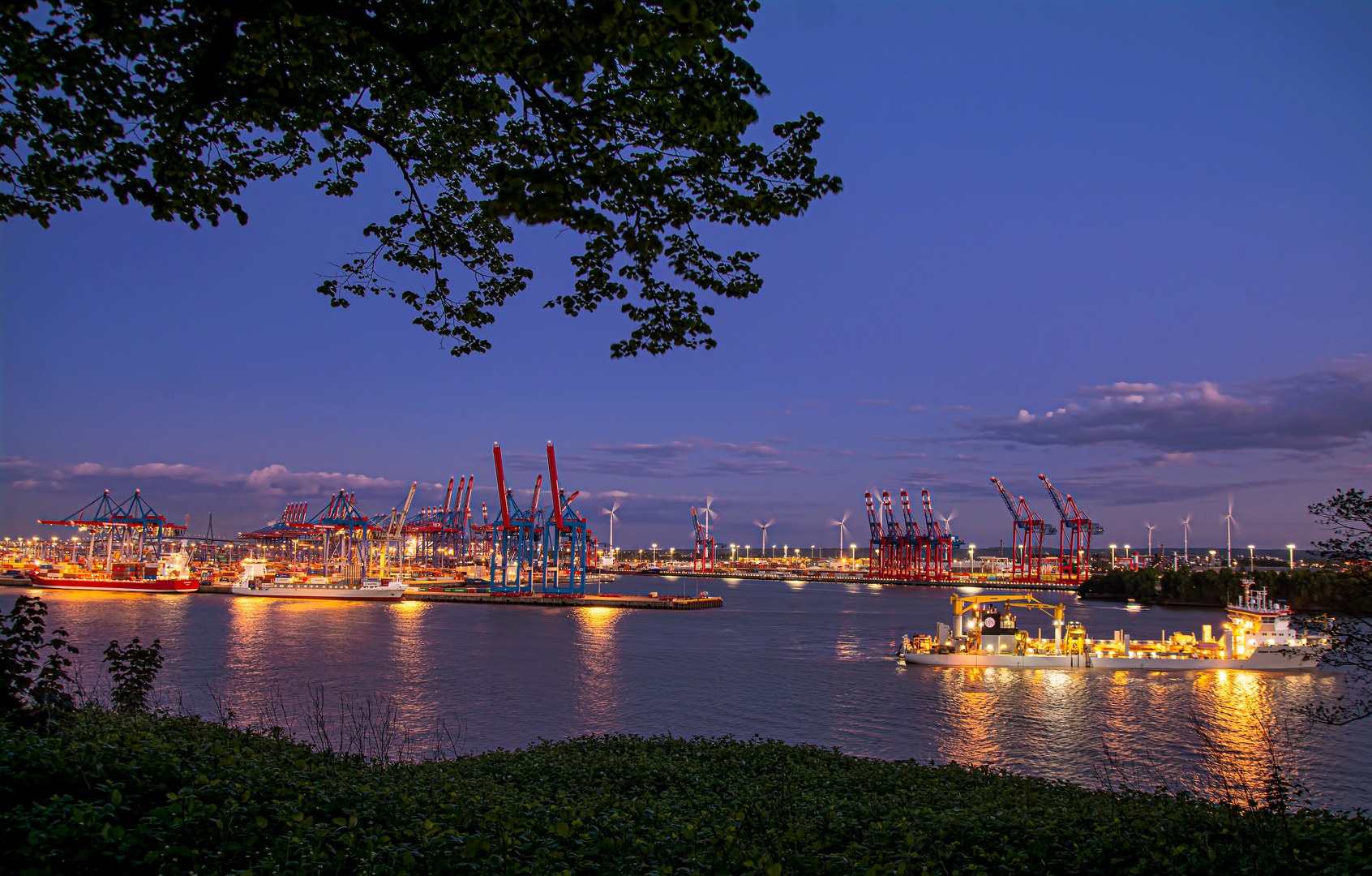 Blick von der Elbchaussee auf den Hafen -3-