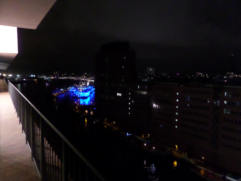 Blick von der Elbphilharmonie HH bei Nacht