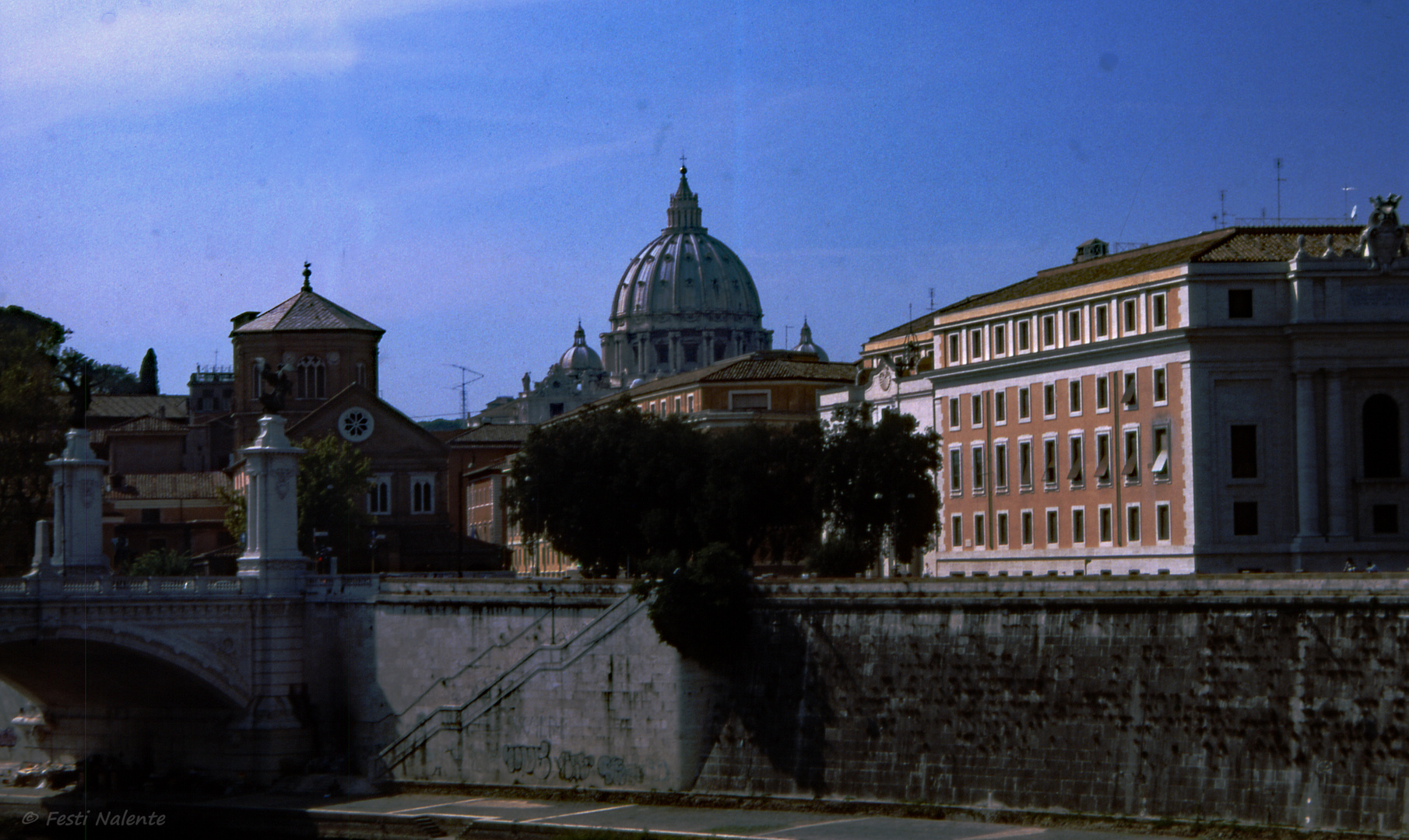 Blick von der Engelsbrücke auf den Vatican