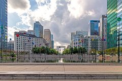 Blick von der Esplanade La Defense Richtung Grande Arche 