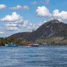 Blick von der Fähre auf den Drachenfels