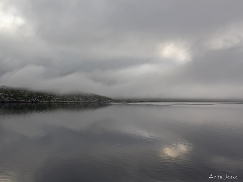 Blick von der Fähre auf die Isle of Harris, Schottland