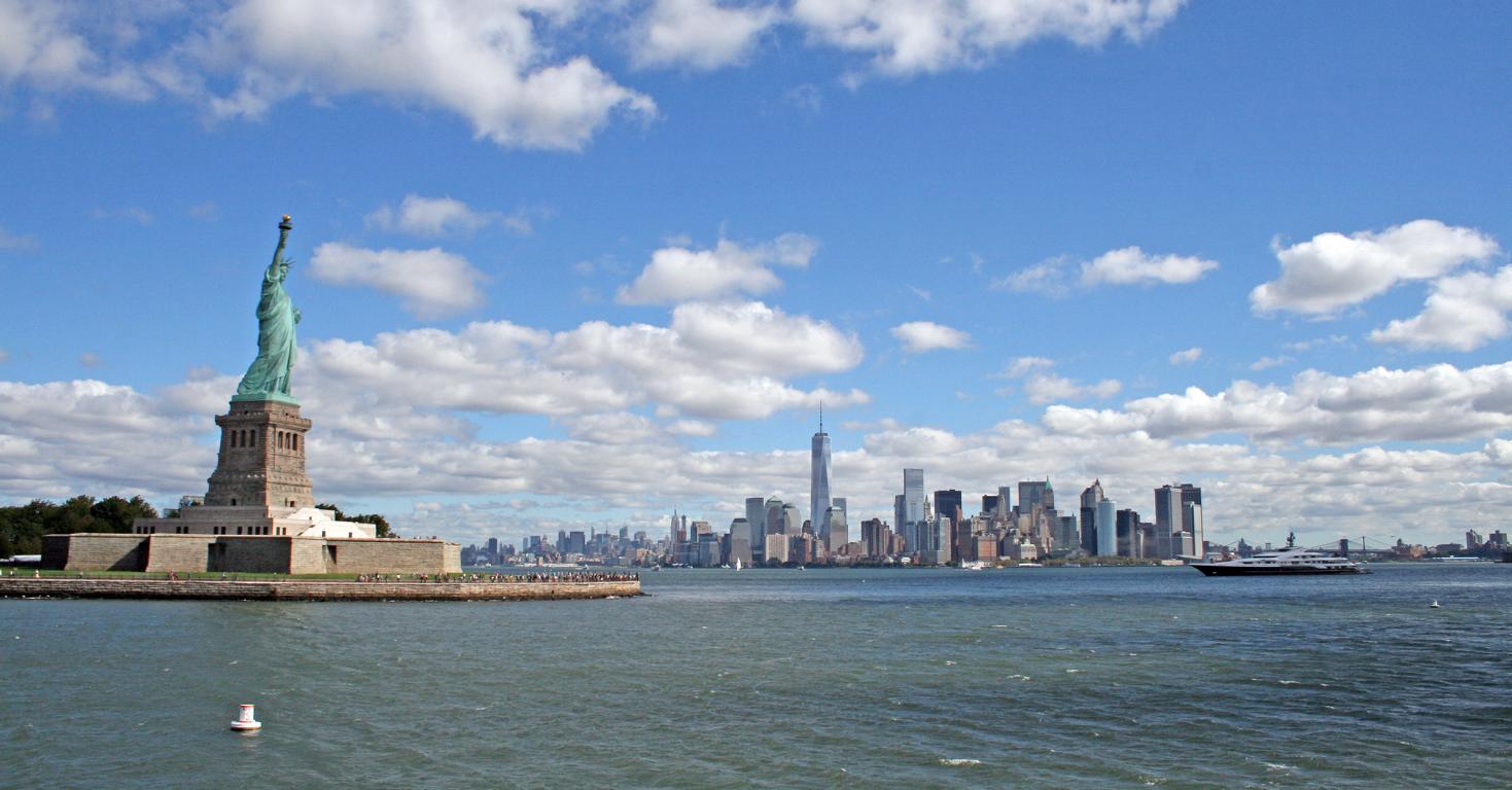 Blick von der Fähre nach Liberty Island Richtung Manhattan