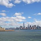 Blick von der Fähre nach Liberty Island Richtung Manhattan
