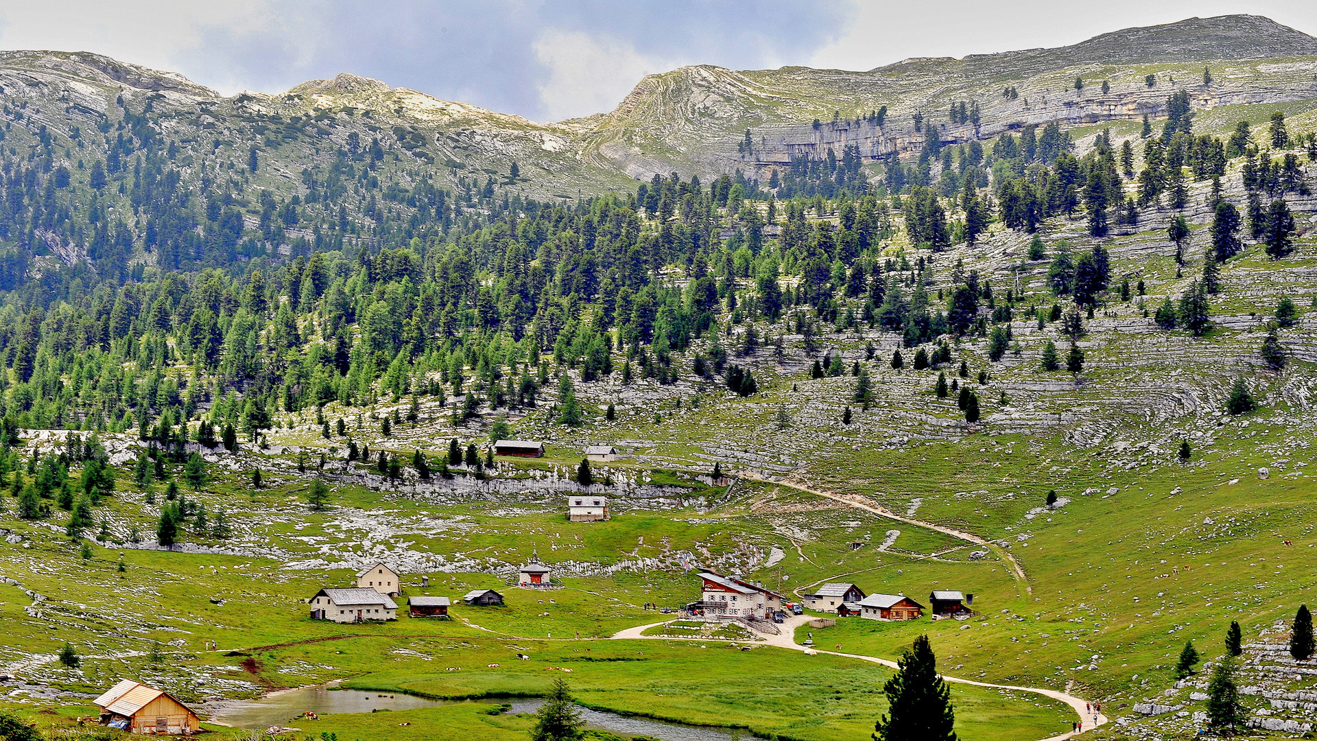 Blick von der Fanes Hütte auf die Lavarella Hütte