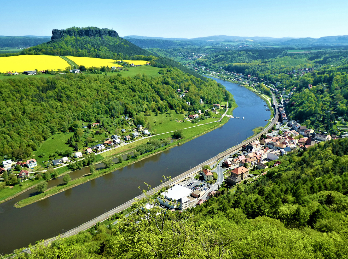 Blick von der Festung Königstein auf die Elbe samt dem gleichnamigen Städtchen und den Lilienstein