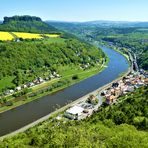 Blick von der Festung Königstein auf die Elbe samt dem gleichnamigen Städtchen und den Lilienstein