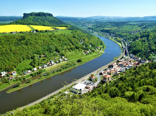 Blick von der Festung Königstein auf die Elbe samt dem gleichnamigen Städtchen und den Lilienstein