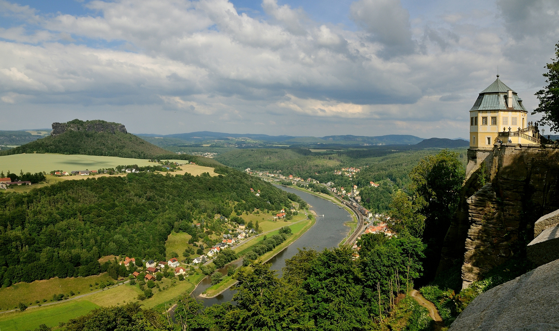 Blick von der Festung Königstein auf die Elbe und den Lilienstein lnks im Bild, rechts im Bild...