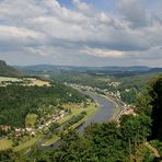 Blick von der Festung Königstein auf die Elbe und den Lilienstein lnks im Bild, rechts im Bild...