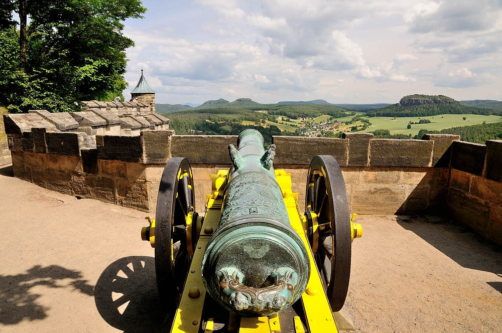 Blick von der Festung Königstein nach Südosten. Rechts ist der Pfaffenstein zu sehen...