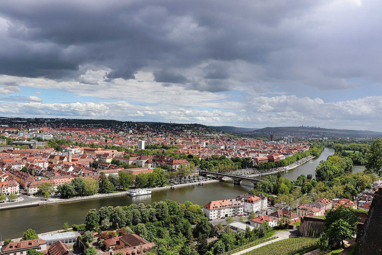 Blick von der Festung Marienberg auf Würzburg und den Main