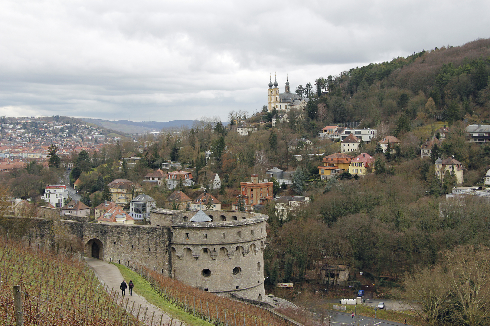 Blick von der Festung Marienberg auf Würzburg und rechts im Bild das Käpele die Kirche auf dem Berg