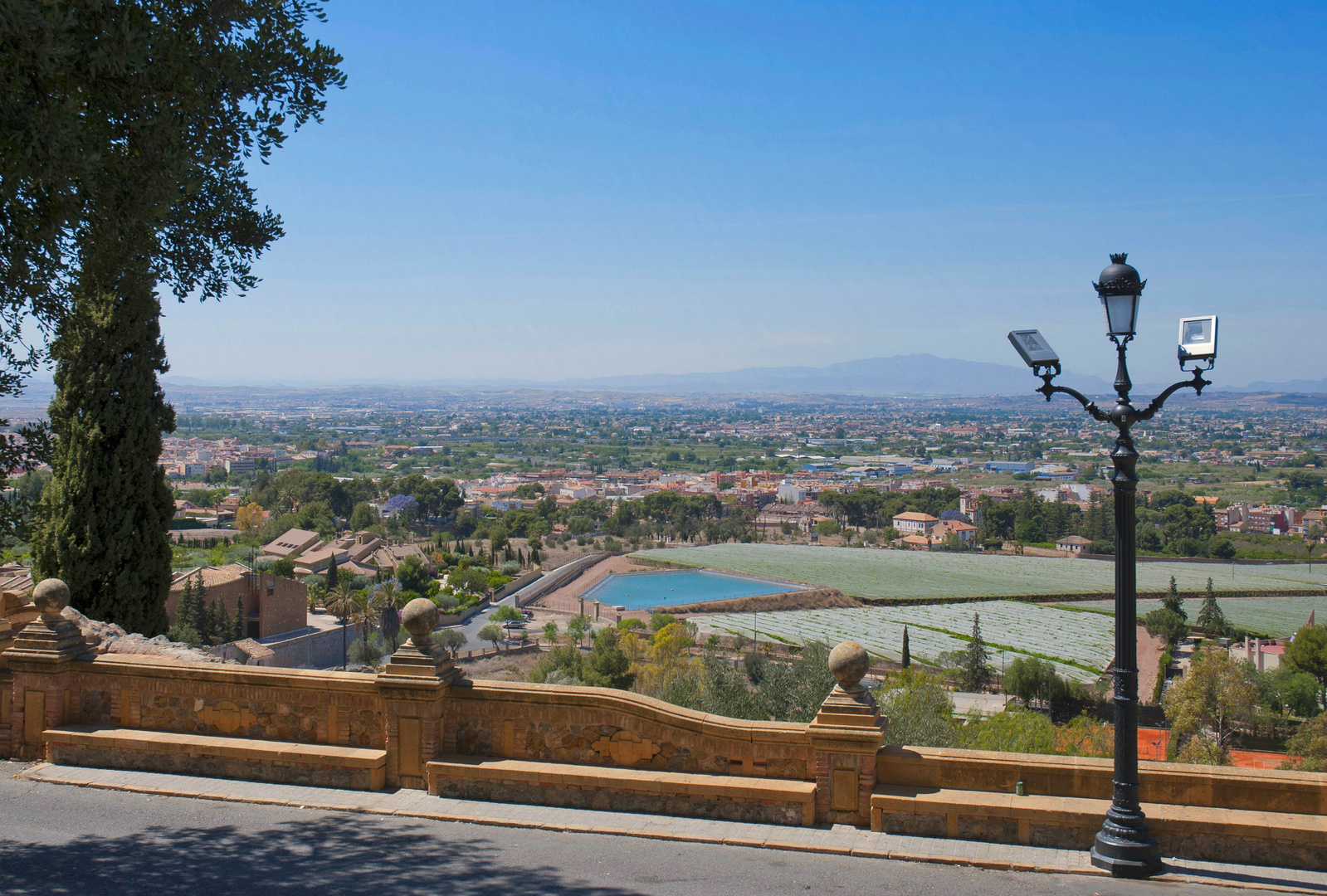 Blick von der Festung Santa Barbara (166 m) auf Alicante