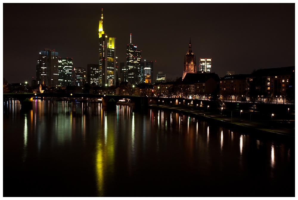 Blick von der Flößerbrücke auf Frankfurt am Main City