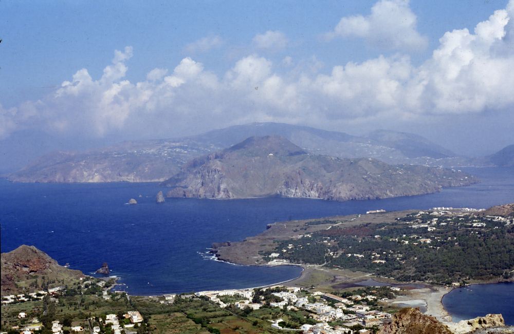 Blick von der Fossa (Vulcano) auf die anderen äolischen Inseln