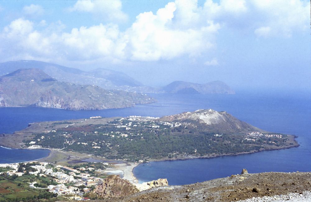 Blick von der Fossa (Vulcano) auf Vulcanello und die anderen äolischen Inseln