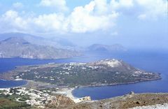Blick von der Fossa (Vulcano) auf Vulcanello und die anderen äolischen Inseln