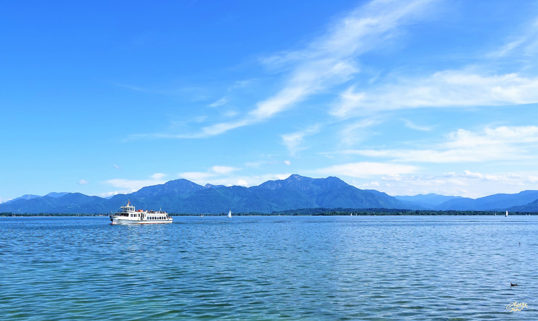 Blick von der Fraueninsel auf den Chiemsee und die Berge.