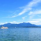 Blick von der Fraueninsel auf den Chiemsee und die Berge.