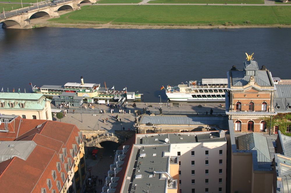 Blick von der Frauenkirche auf die Brühlsche Terasse und die Elbdampfer