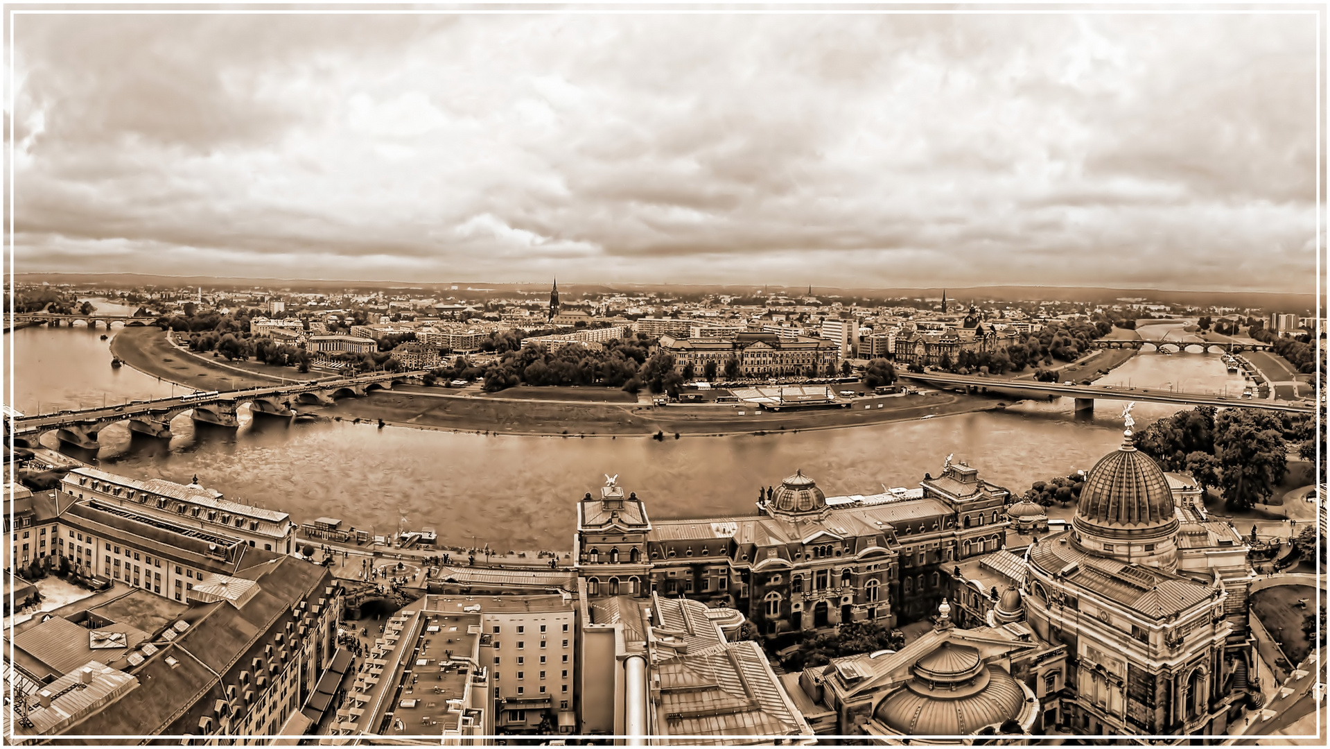 Blick von der Frauenkirche auf Dresden