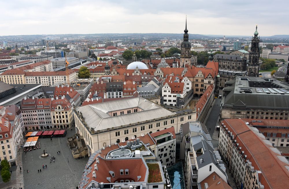 Blick von der Frauenkirche auf Dresdens Altstadt