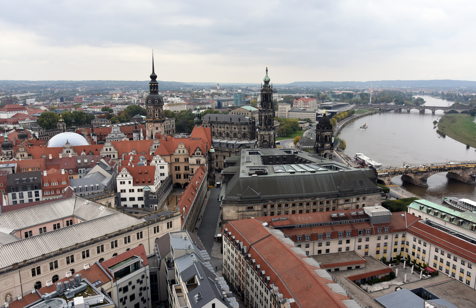 Blick von der Frauenkirche über Dresden