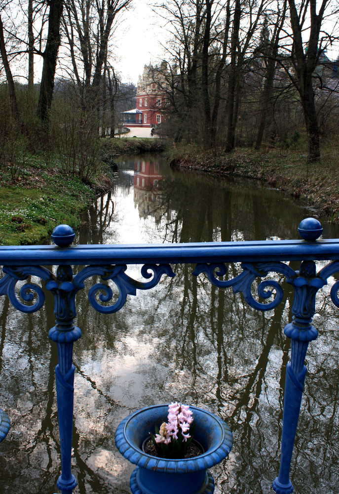 Blick von der Fuchsienbrücke auf das Neue Schloß in Bad Muskau