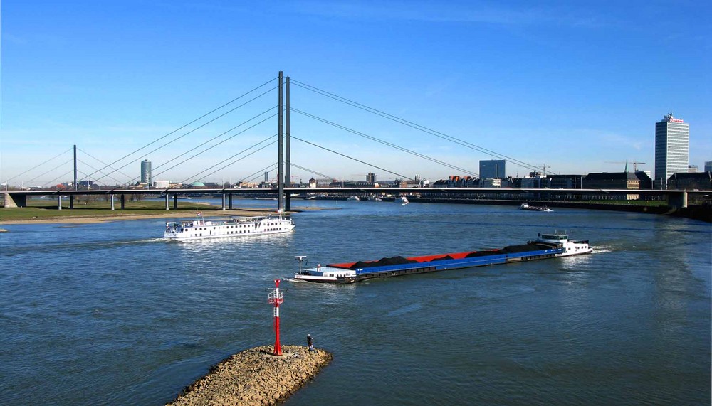 Blick von der Fußgängerbrücke im Düsseldorfer Medienhafen auf den Rhein.