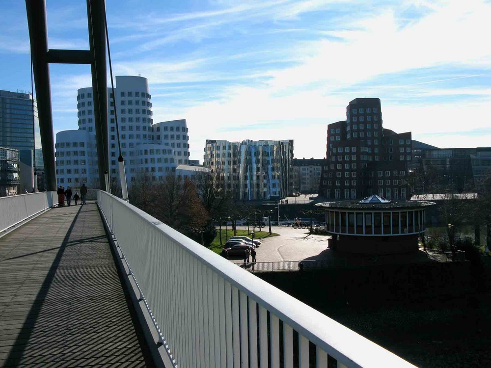 Blick von der Fußgängerbrücke im Medienhafen Düsseldorf