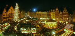 Blick von der Galerie der Nikolaikirche über den Frankfurter Weihnachtsmarkt auf dem Römerberg (relo