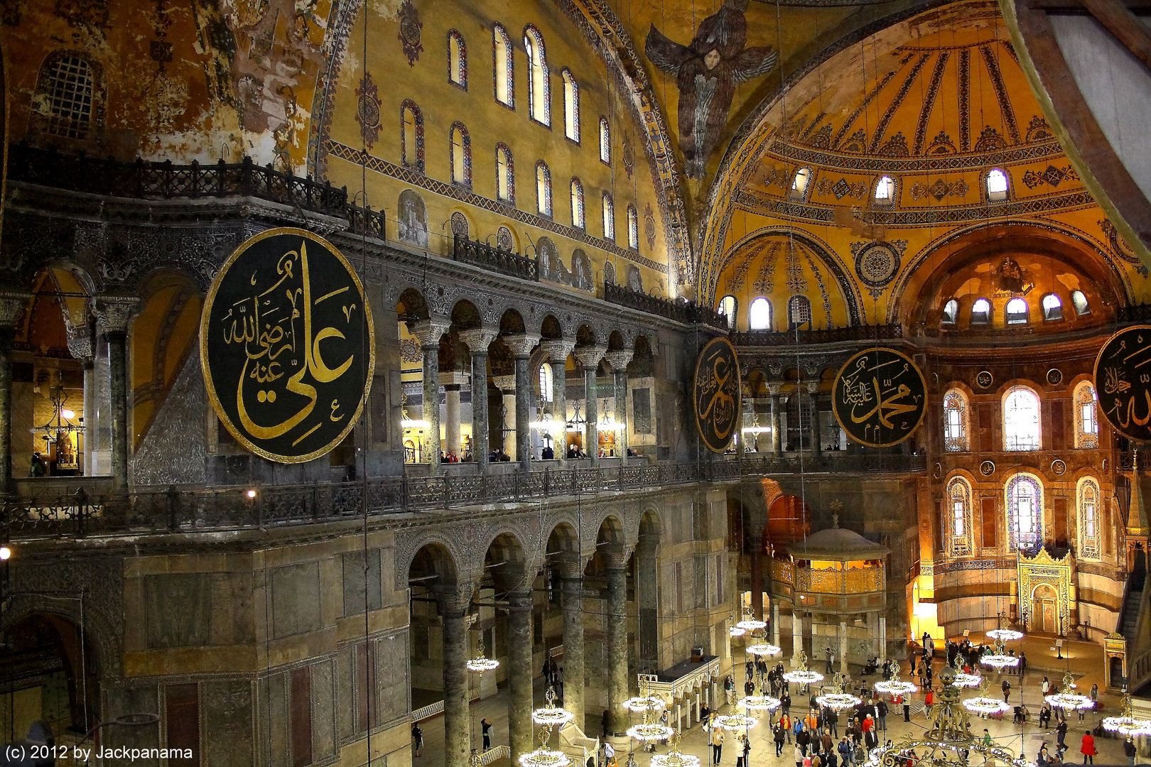 Blick von der Galerie ins Hauptschiff der Hagia Sophia in Istanbul