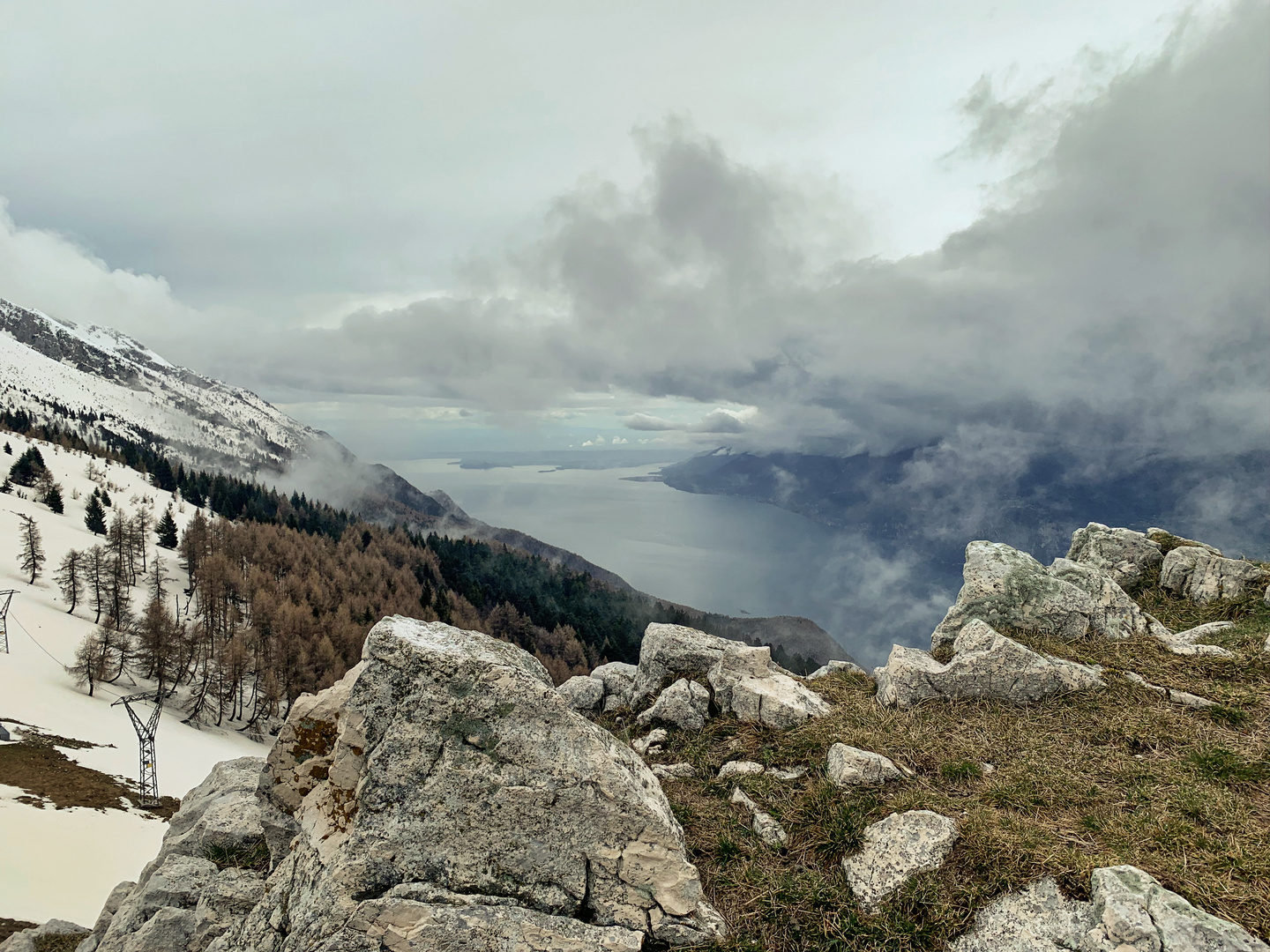 Blick von der Gipfelstation der Mte. Baldo-Seilbahn...