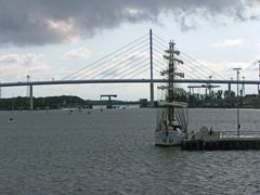 Blick von der Gorch Fock 1. auf den Hafen mit Rügendamm.