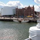 Blick von der Gorch Fock zum Ozeaneum...