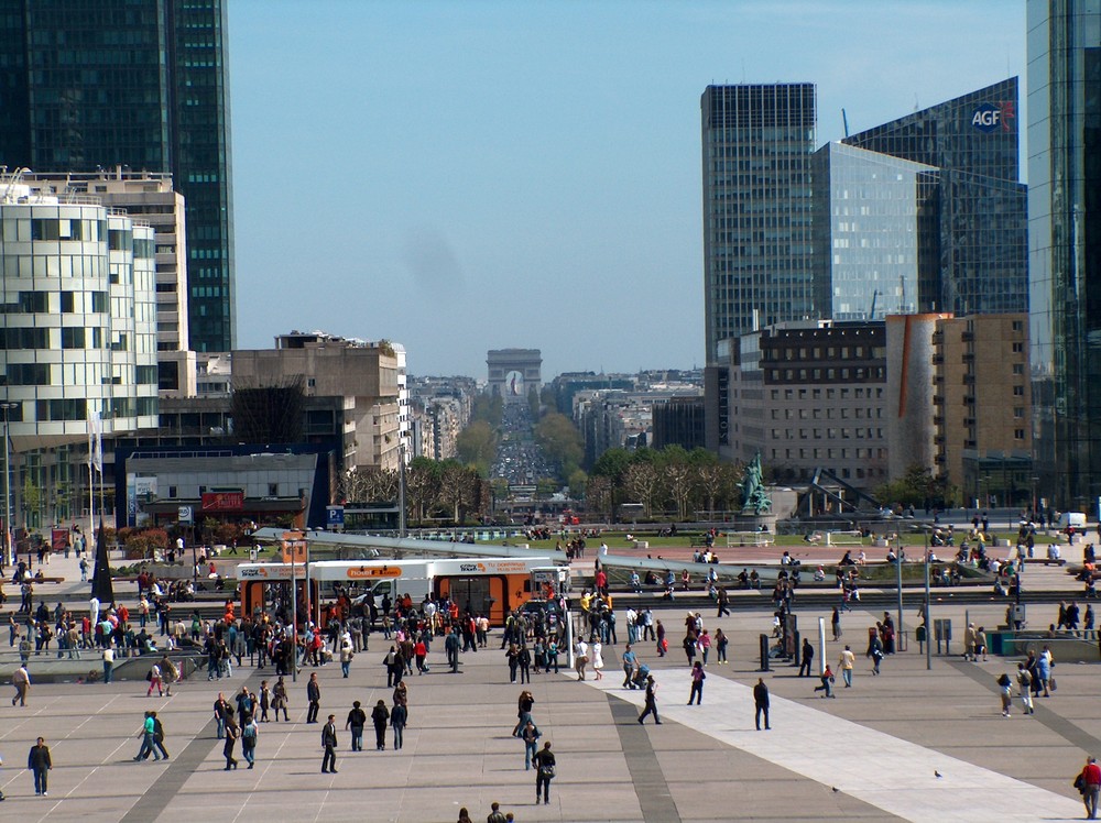 Blick von der Grande Arche in La Défense zum Triumpfbogen