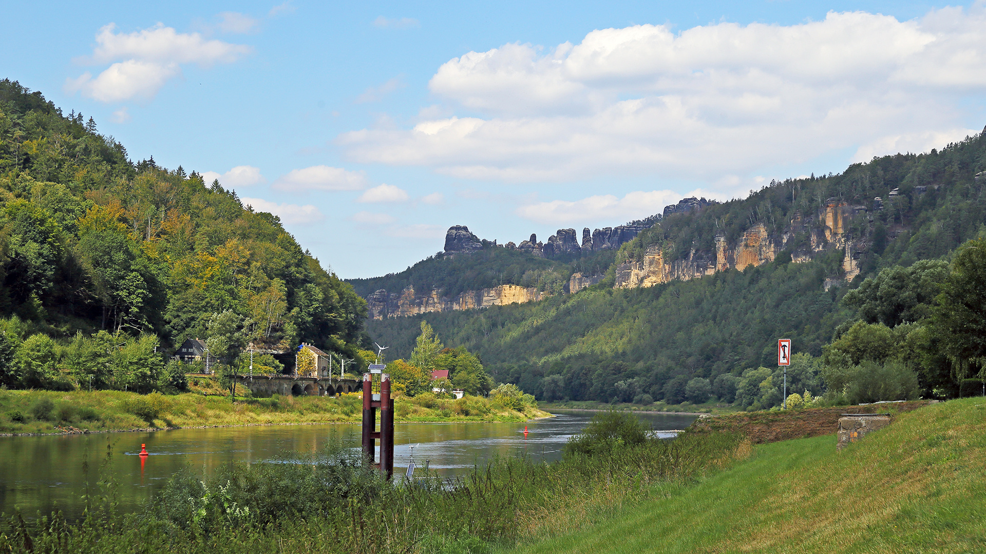 Blick von der Grenze zu Böhmen auf die Elbe und die Schrammsteine...