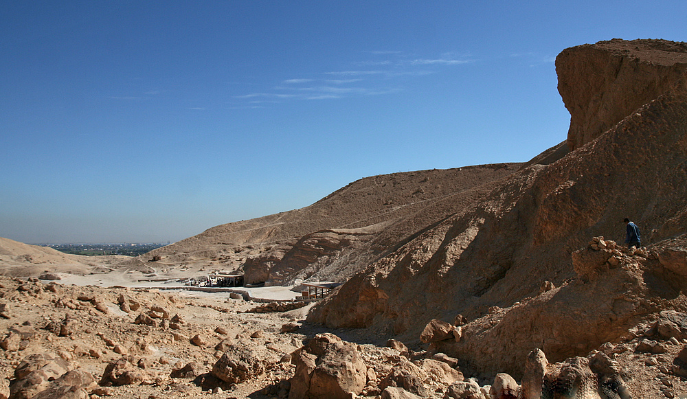 Blick von der Grotte zum Tal der Königinnen bis in Fruchtland nach Theben-Ost.