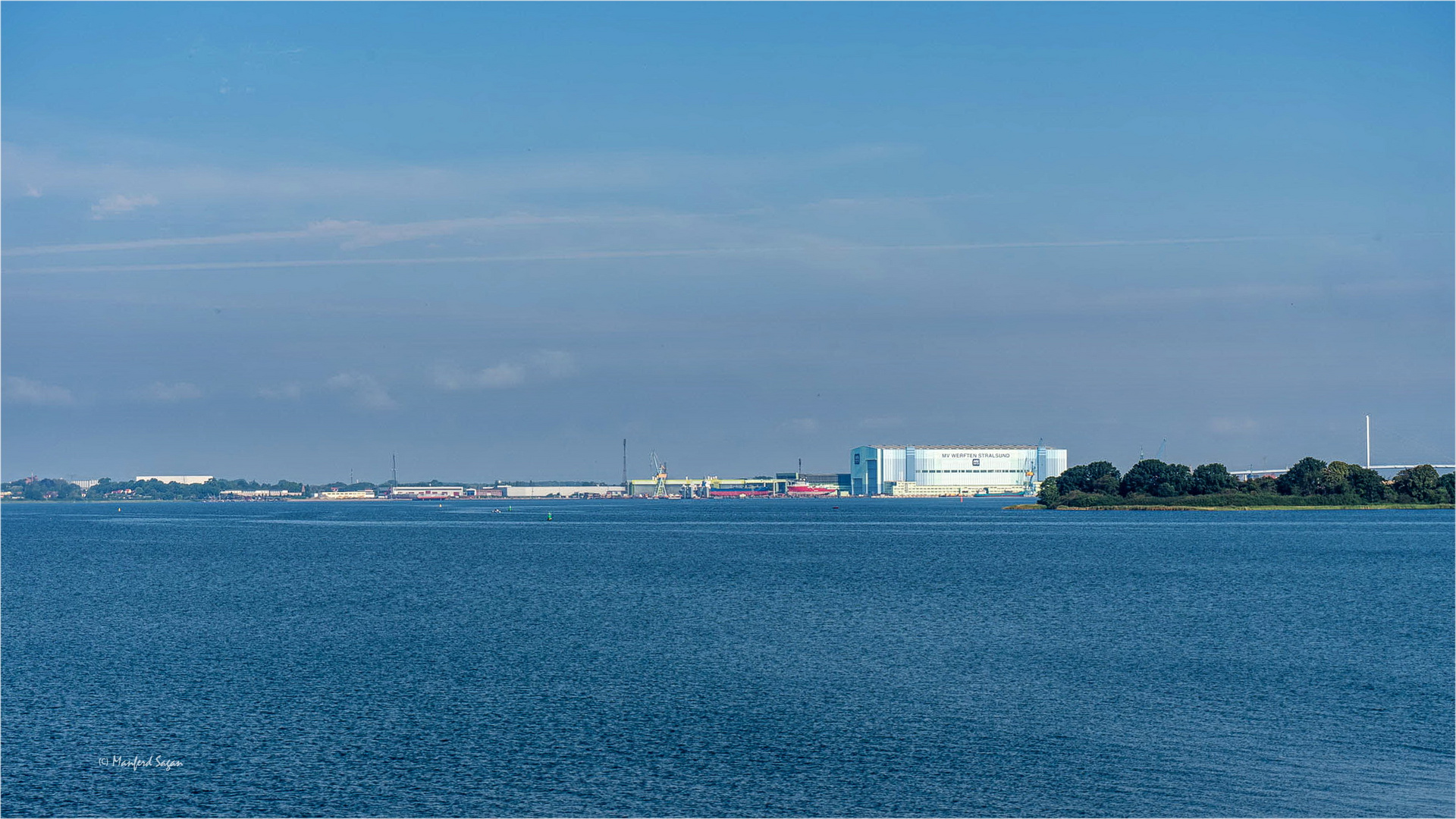 Blick von der Halbinsel Devin über den Strelasund auf die Stralsunder MV Werft... 