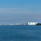 Blick von der Halbinsel Devin über den Strelasund auf die Stralsunder MV Werft... 