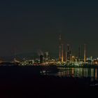 Blick von der Halde Rheinpreussen auf die Industriekulisse am Rhein