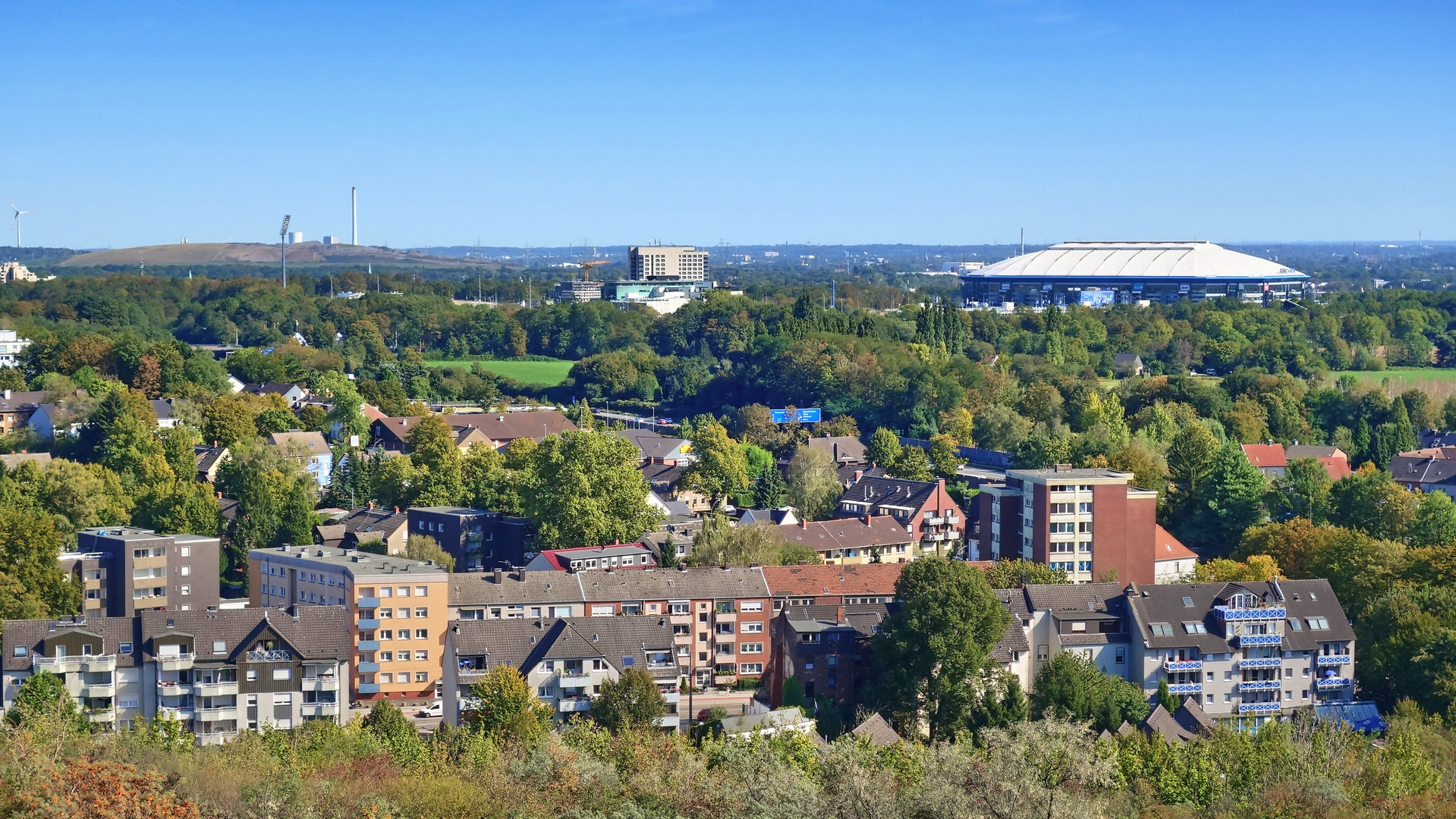 Blick von der Halde Rungenberg auf die Veltins Arena