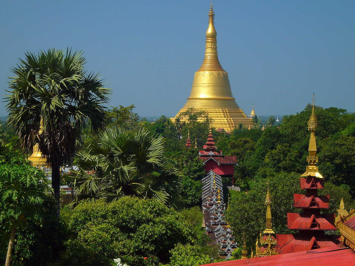 Blick von der Hintha Gon auf die Shwemawdaw Paya in Bago.